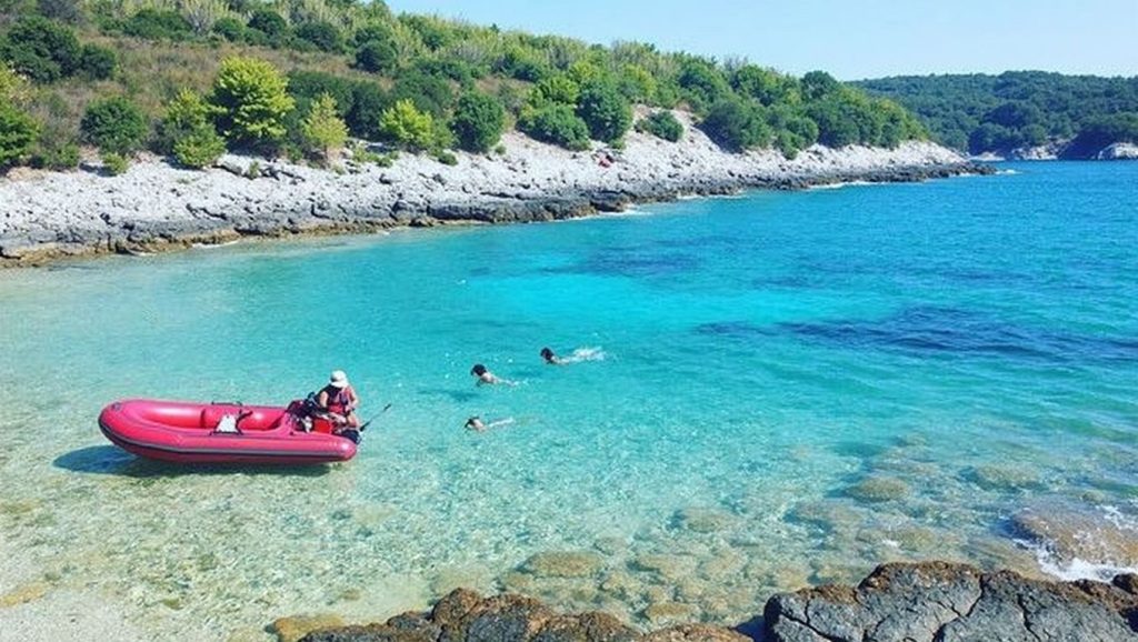 Vista del litoral en Kupinovac Mali, Grad Komiža