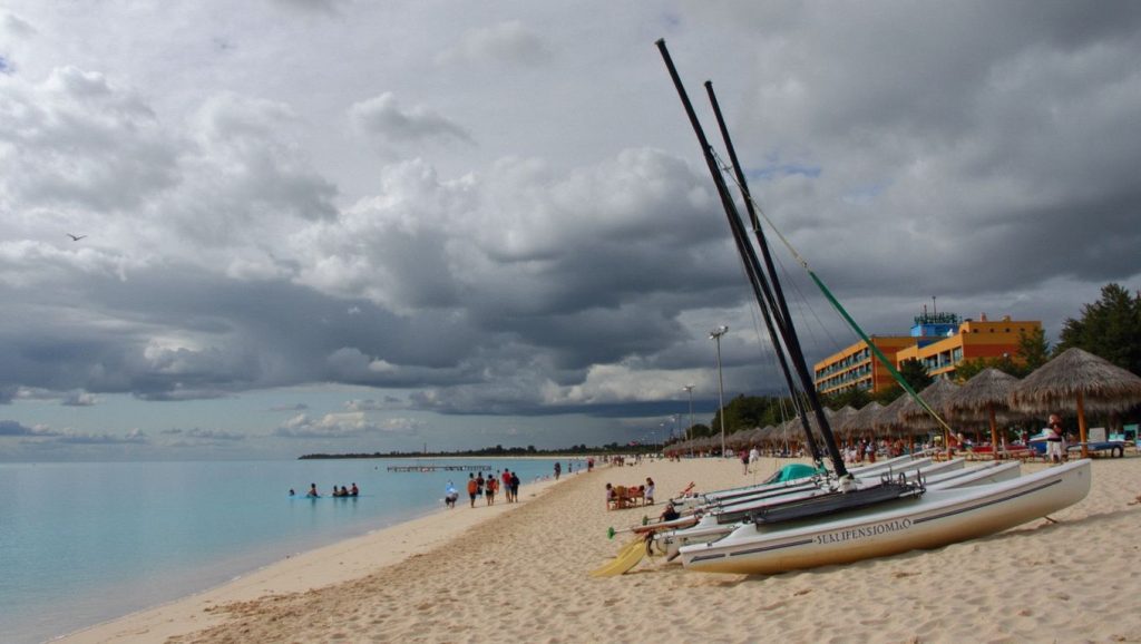 Orilla tranquila de La Cuquita, playa de Santiago de Cuba