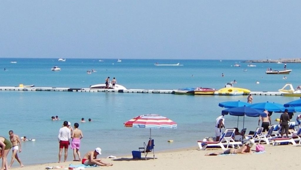 Orilla tranquila de Lady's Mile Beach, playa de ?