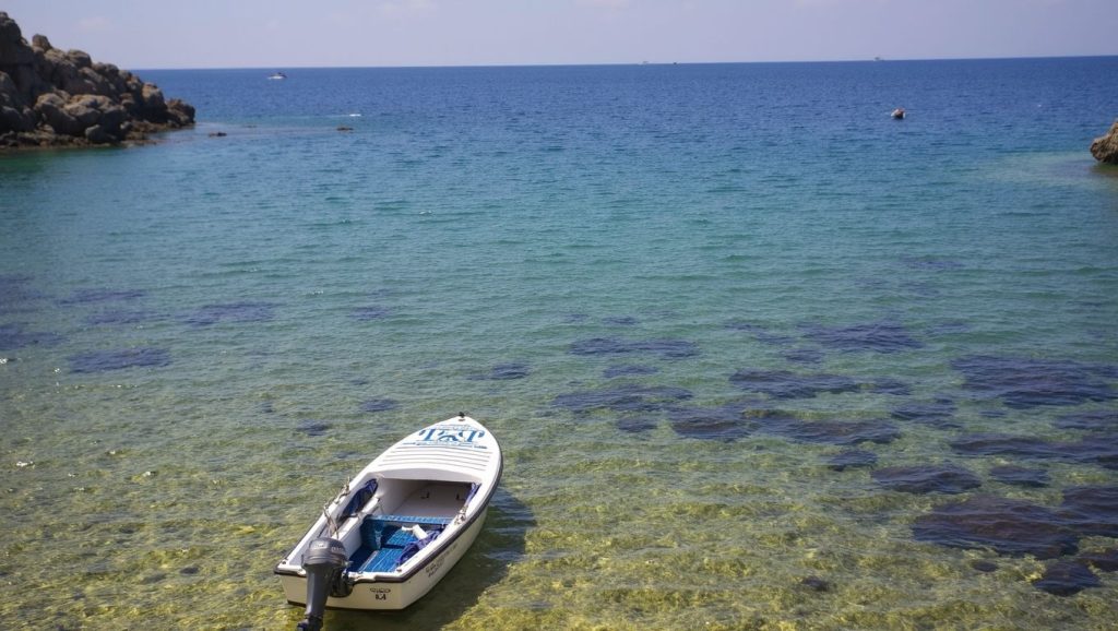 Camino de acceso a Laguna beach, Budva, Montenegro