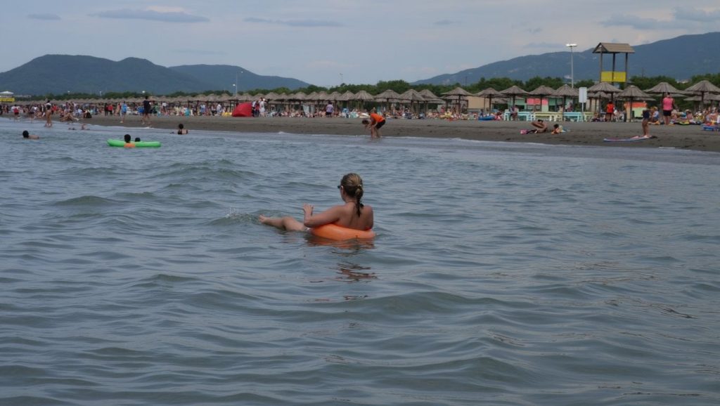 Arena fina en Laguna beach, Budva, Montenegro