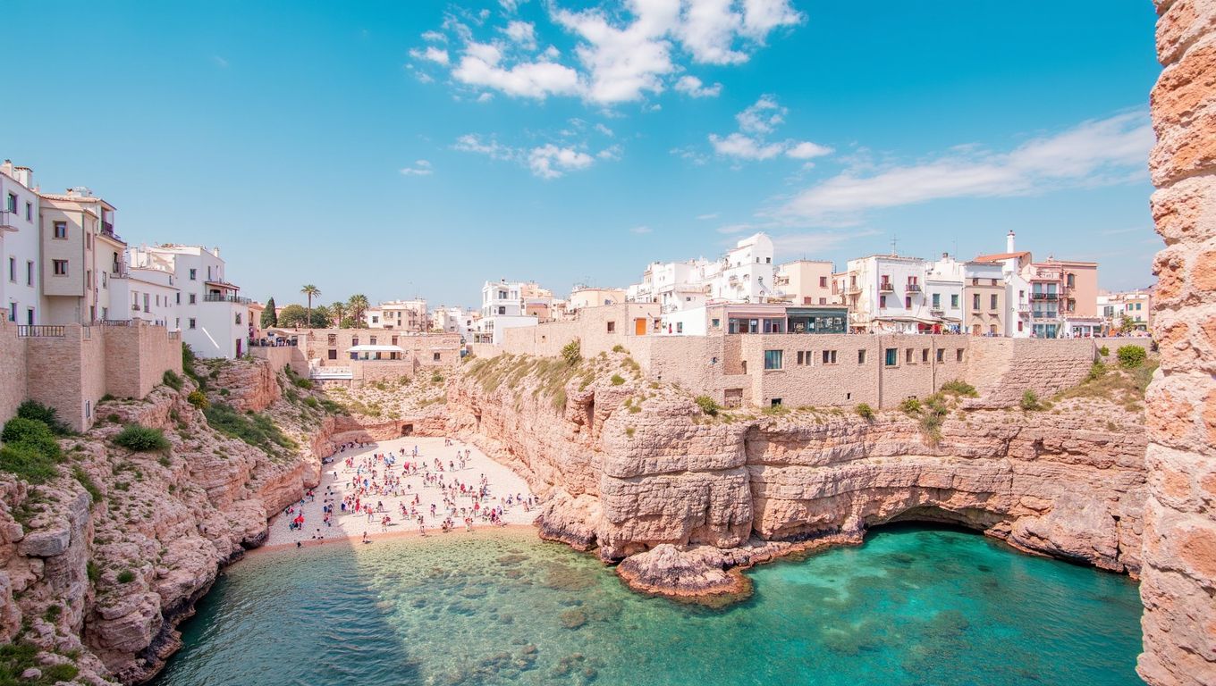 Polignano a Mare Lama Monachile caliza roja acantilados Puglia