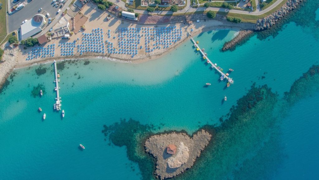 Agua y arena en Latoyros Beach, ?