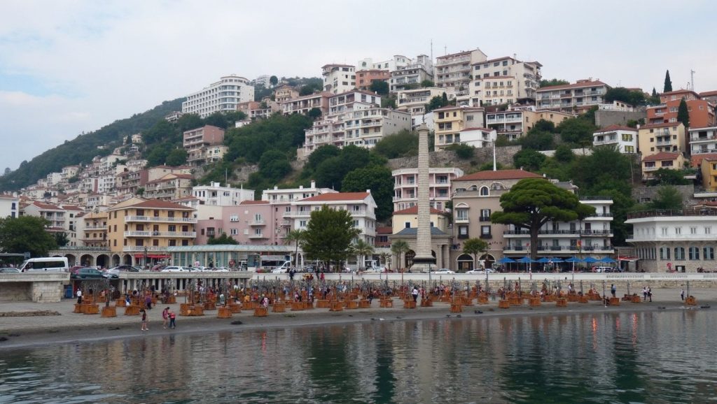 Olas rompiendo en Lazure, Herceg Novi