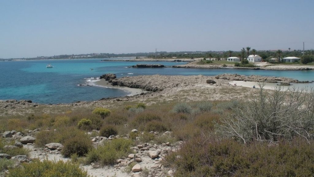 Orilla tranquila de Loukkos tou Mandi Beach, playa de ?