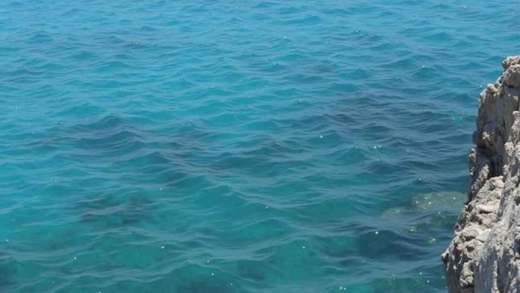Detalle del agua en Loukkos tou Mandi Beach, ?, Chipre