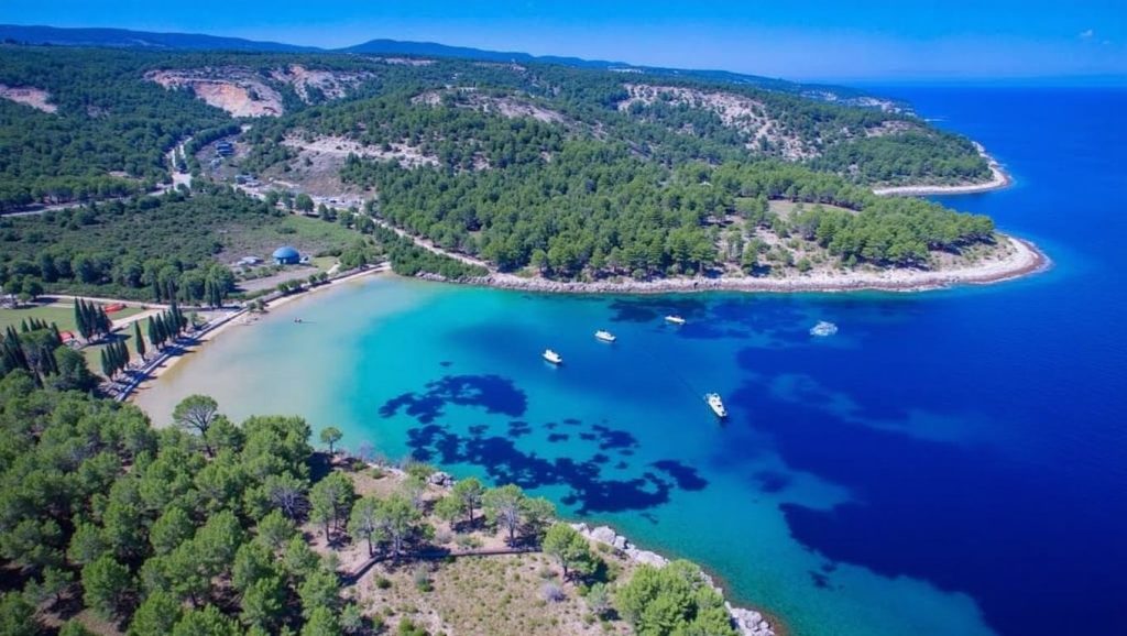 Orilla de Lovrečina con olas suaves en Croacia
