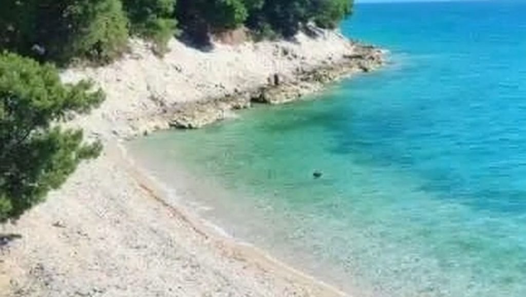 Arena y mar en Lucica, Croacia, Vis