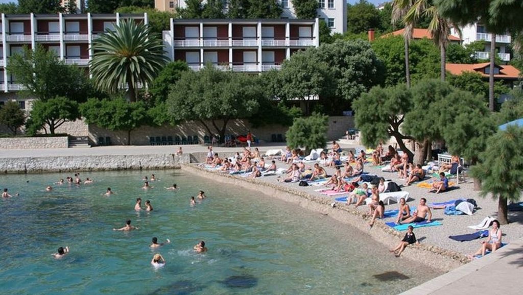 Orilla de Lučica con olas suaves en Croacia