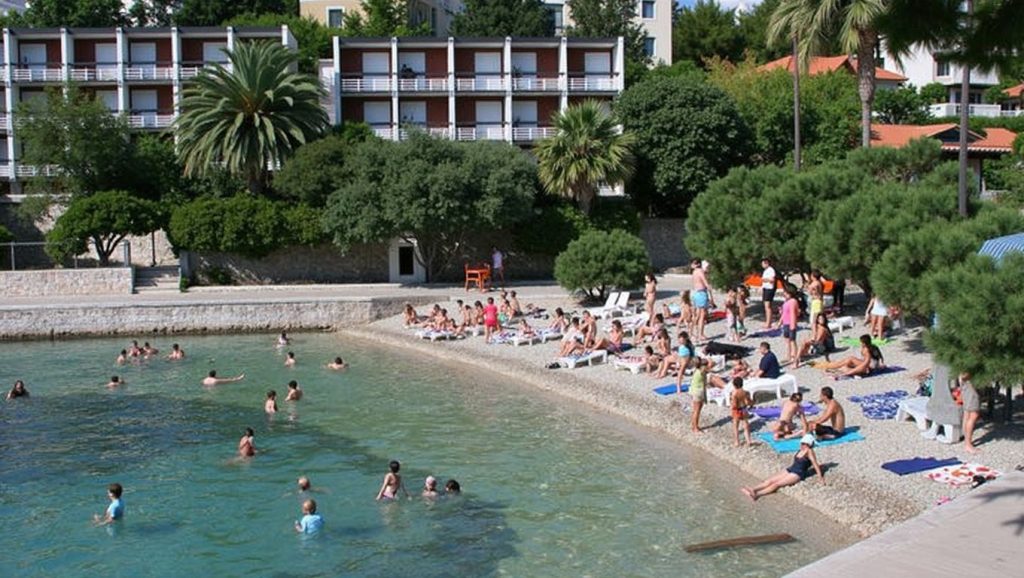 Orilla de Lucica con olas suaves en Croacia
