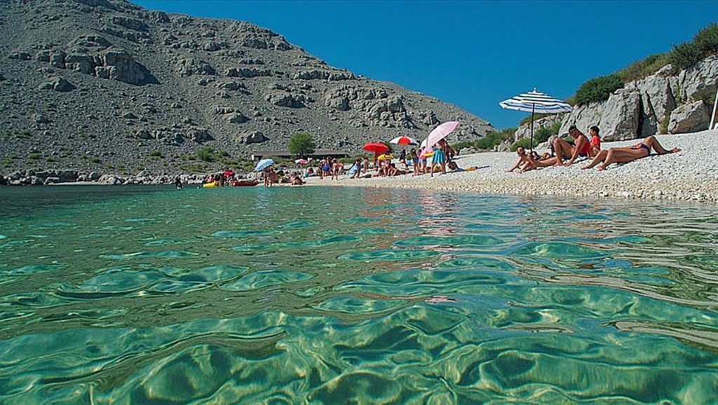 Orilla de Mađarica con olas suaves en Croacia