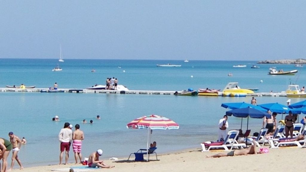 Oleaje en la orilla de Makronissos Beach, costa de ?