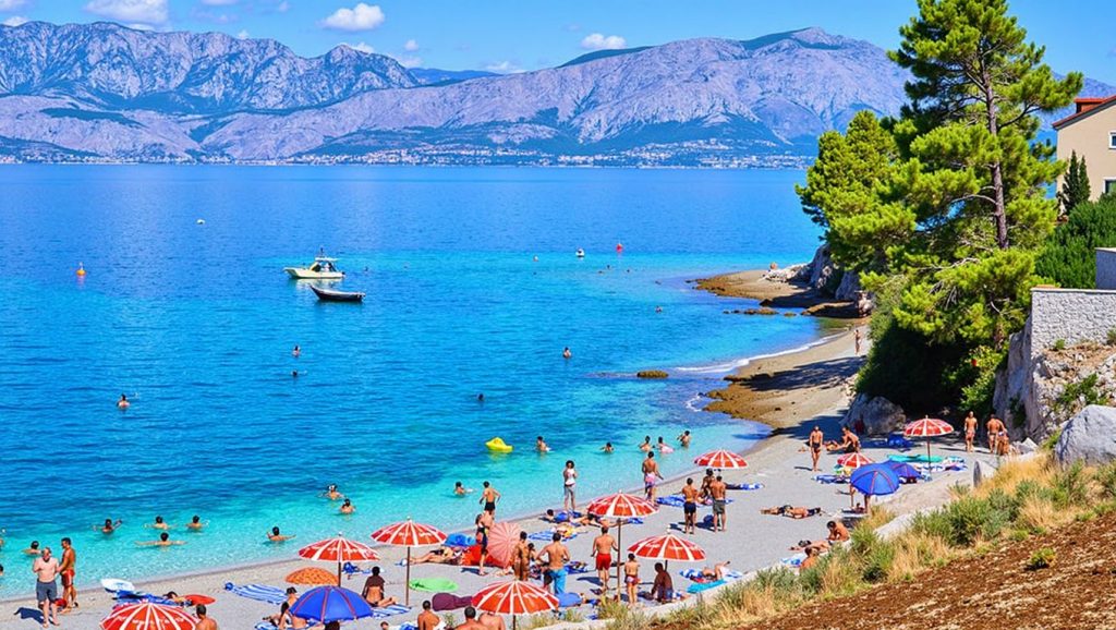 Detalle de arena y agua en Mala Lozna, Croacia