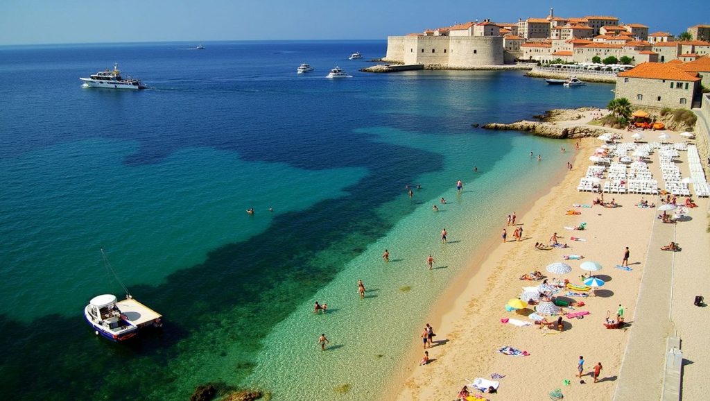 Orilla de Mali Dubrovnik con olas suaves en Croacia