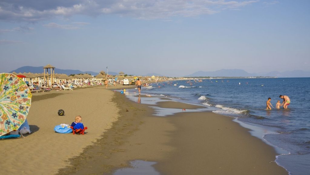 Orilla de Mali Pijesak con olas suaves en Ulcinj