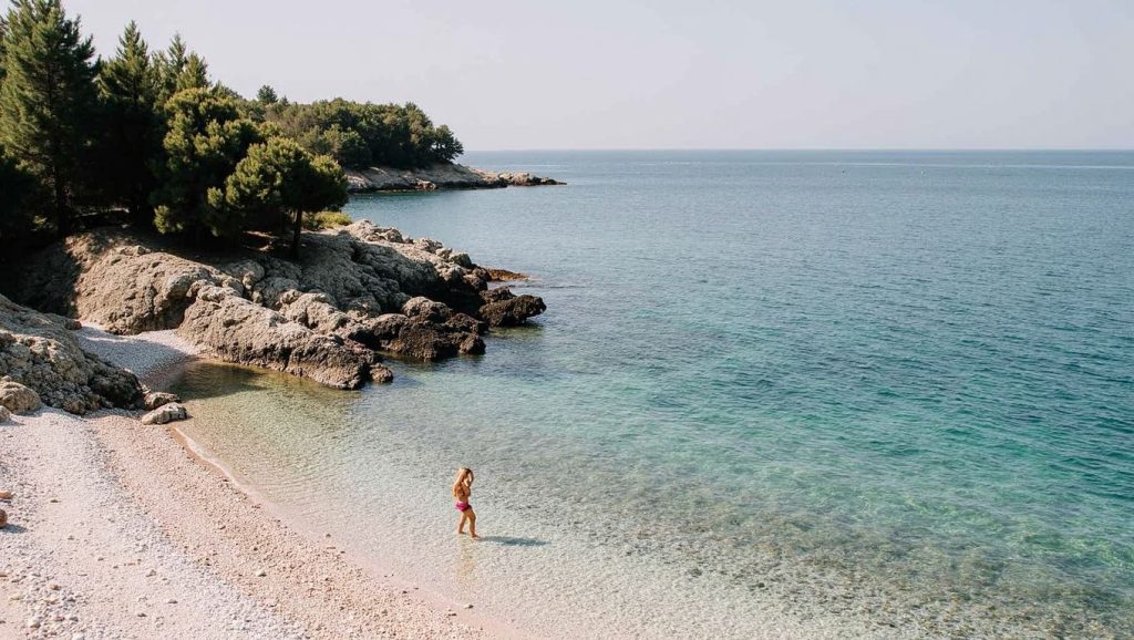 Orilla de Mali zagradac con olas suaves en Općina Nerežišća