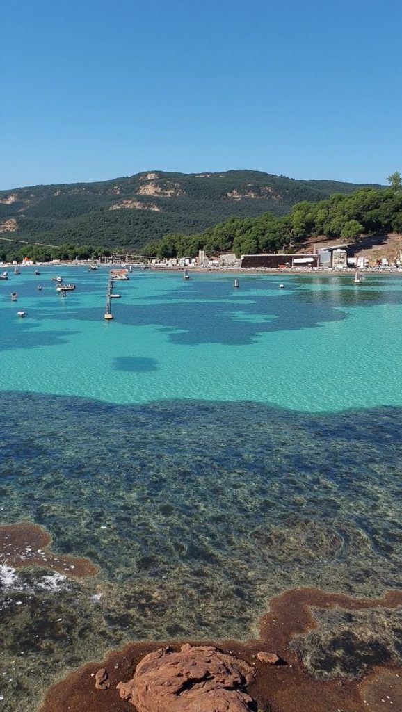 Detalle de arena y agua en Marina Vizza, Porto-Vecchio