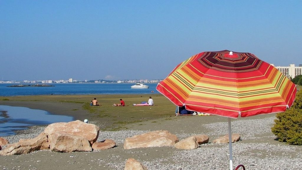 Arena y orilla en Mavralis Beach, ?, Chipre