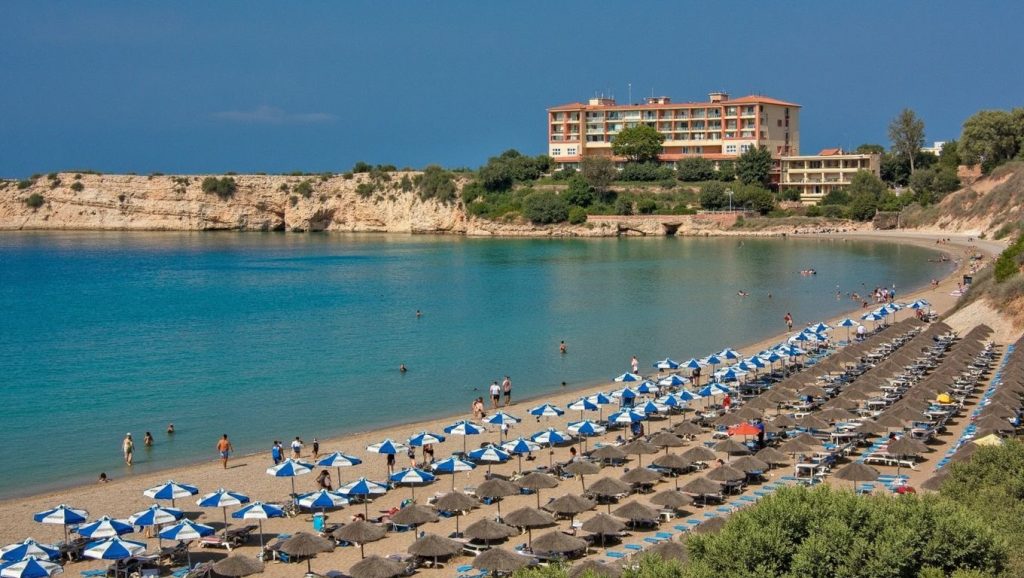 Orilla de Mazotos Beach con olas suaves en ?