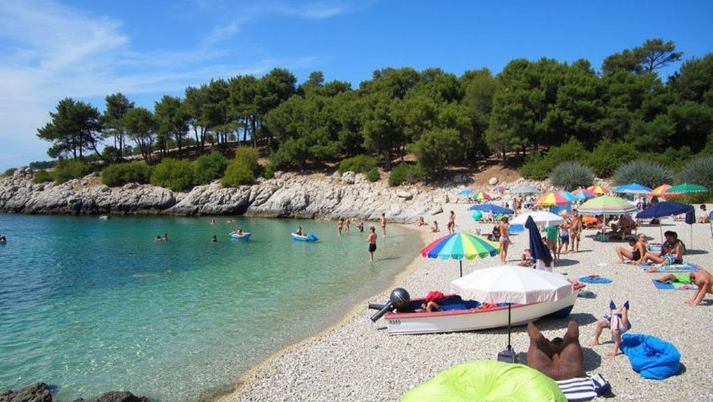 Vista amplia de Milna en Croacia, Vis
