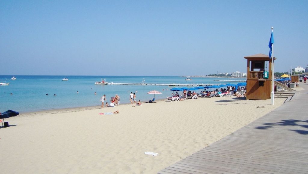 Orilla de Mixoudkia Beach con olas suaves en ?