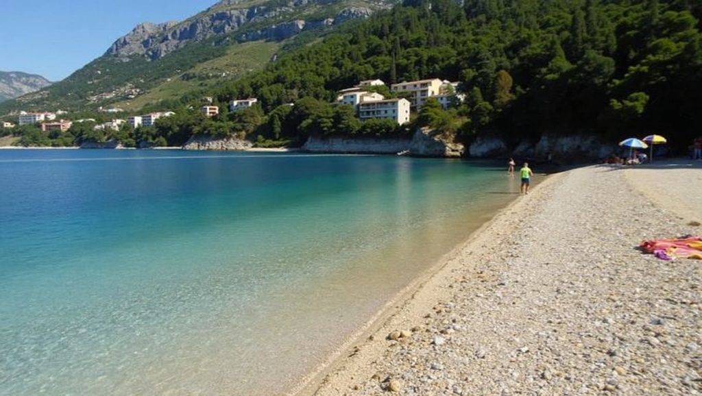 Orilla tranquila de Mlakarova plaža, playa de Croacia