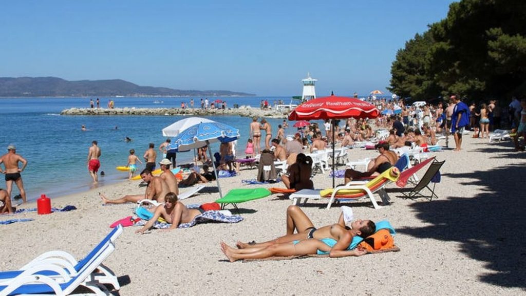 Primer plano de la orilla de Mlakarova plaža, Croacia