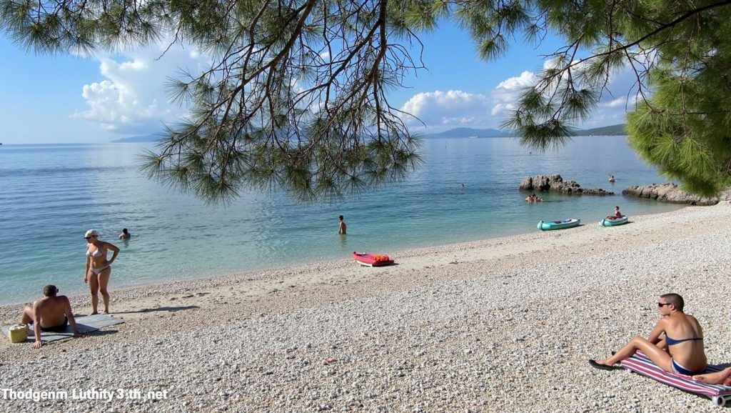 Vista amplia de Mlakarova plaža en Croacia, Croacia