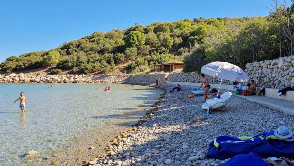 Orilla tranquila de Mlin, playa de Grad Komiža