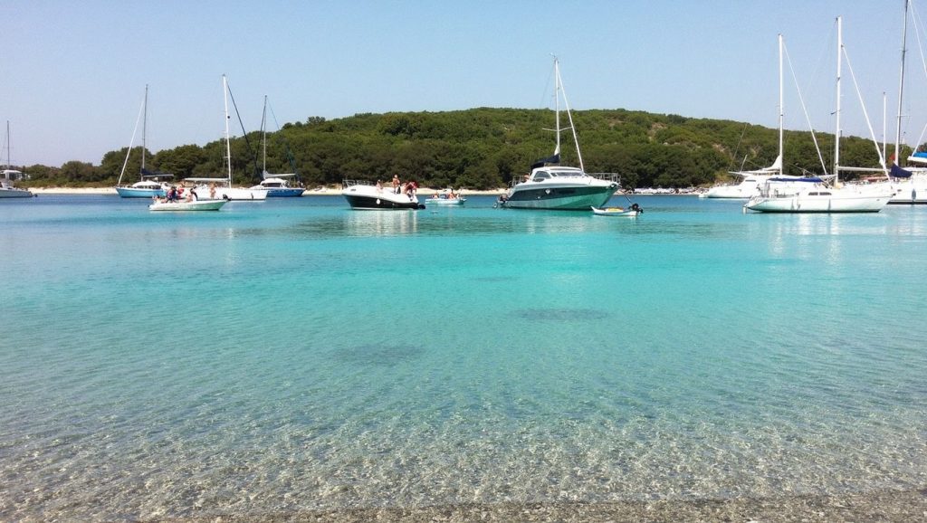Detalle de arena y agua en Mlini Beach, Grad Hvar