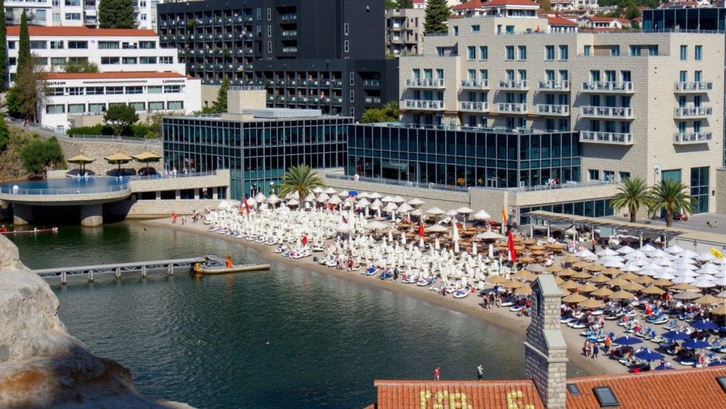 Agua y arena en Mogren 2, Budva
