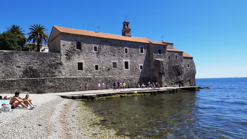 Detalle de arena y agua en Mogren 2, Budva