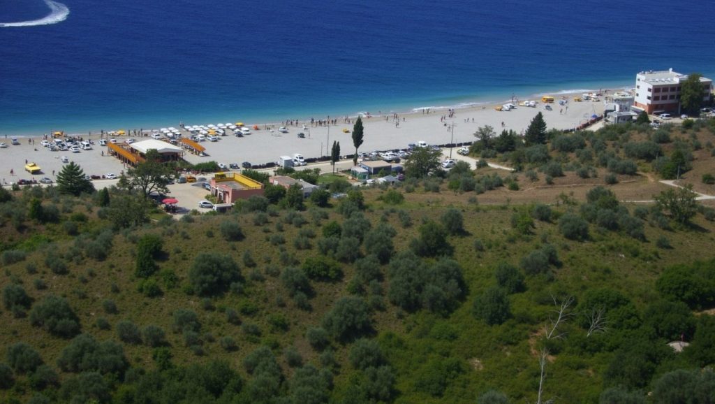 Orilla tranquila de Morsi, playa de Himara