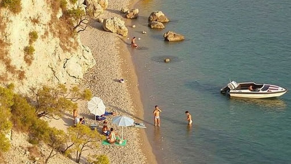 Agua y arena en Naturist Beach, Općina Sutivan