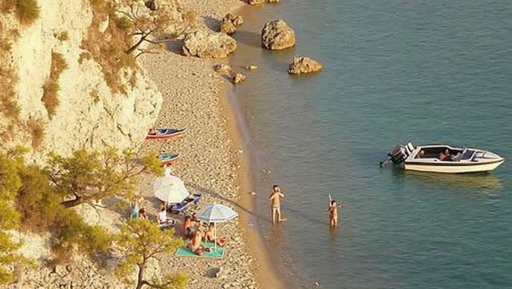 Agua y arena en Naturist Beach, Croacia