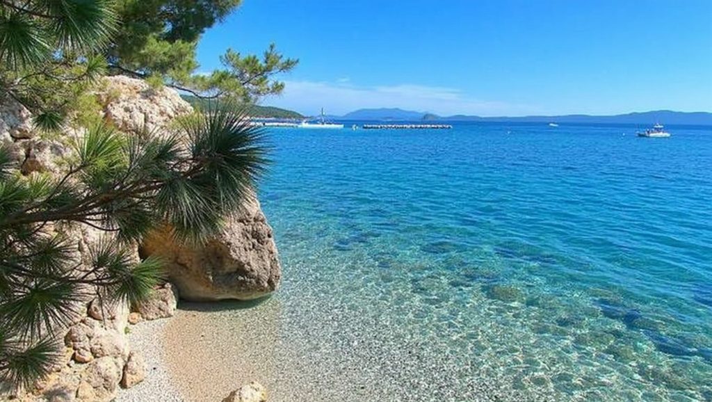 Olas rompiendo en Naturist Beach, Croacia