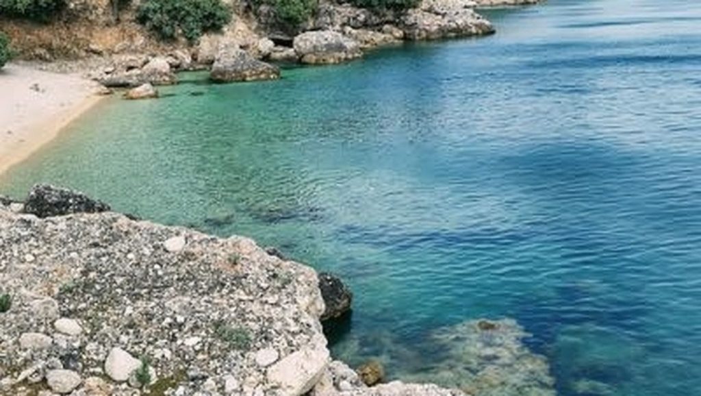 Amplio horizonte marino en Naturist Beach, Croacia