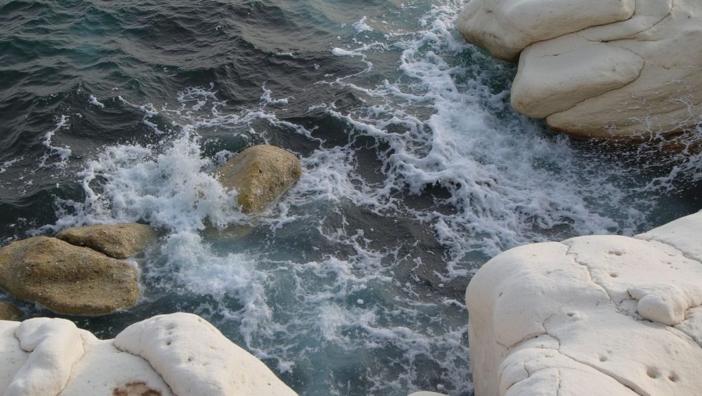 Detalle del agua en Nausicaa Beach, ?, Chipre