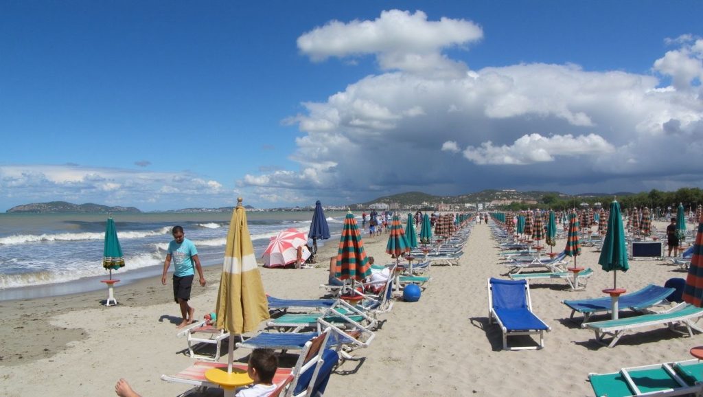 Arena y mar en Nemo Beach, Himara, Albania