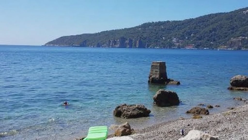 Amplio horizonte marino en Novo Pošta FKK, Grad Komiža