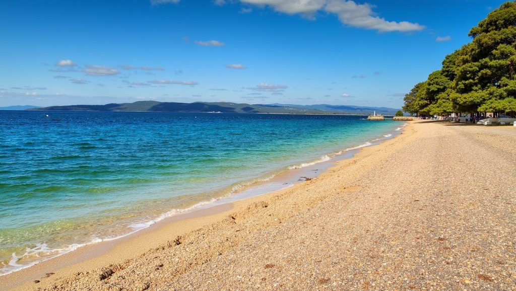 Oleaje en la orilla de Nudist beach, costa de Croacia