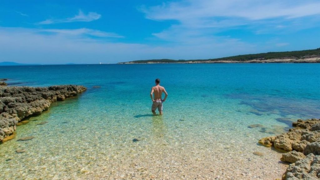 Oleaje en la orilla de Nudist beach, costa de Trstenik
