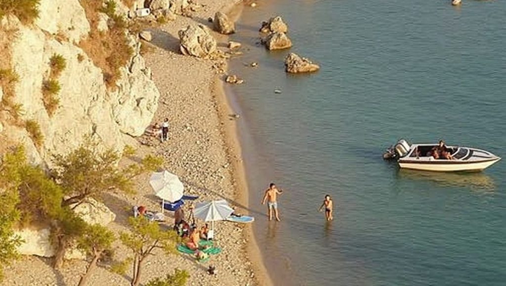 Vista del entorno de Nudist beach, Trstenik, Croacia