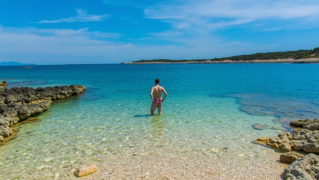 Oleaje en la orilla de Nudist beach, costa de Grad Pag
