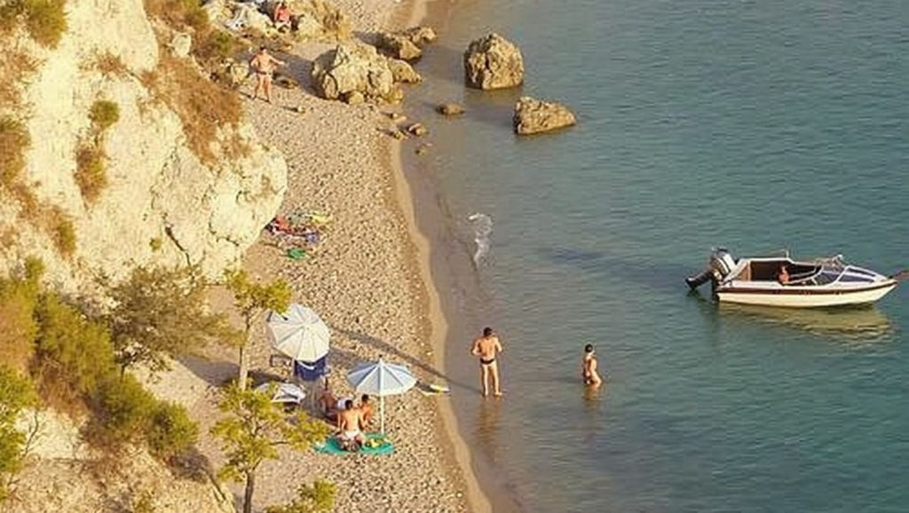 Arena y orilla en Nudist beach FKK, Croacia, Croacia