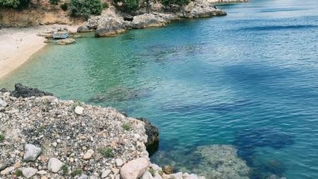 Vista del litoral en Nudist beach FKK, Croacia