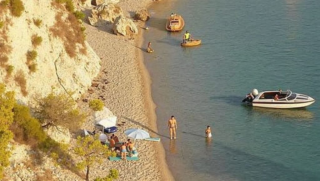 Oleaje en la orilla de Nudistička plaža, costa de Općina Povljana