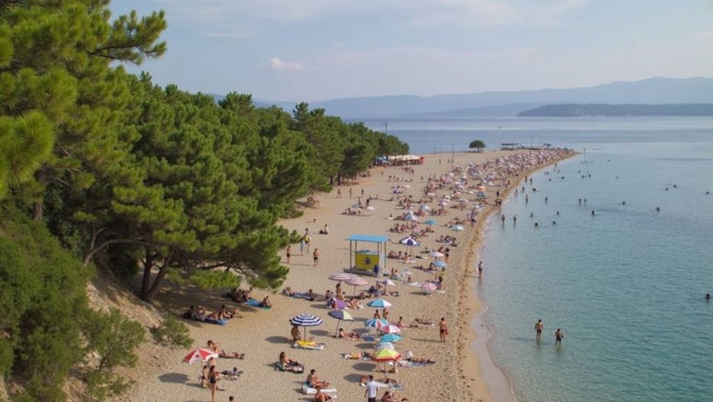Primer plano de la orilla de Nudistička plaža, Općina Povljana