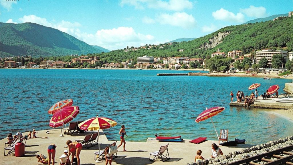 Arena y orilla en Nudistička plaža Bar, Bar, Montenegro