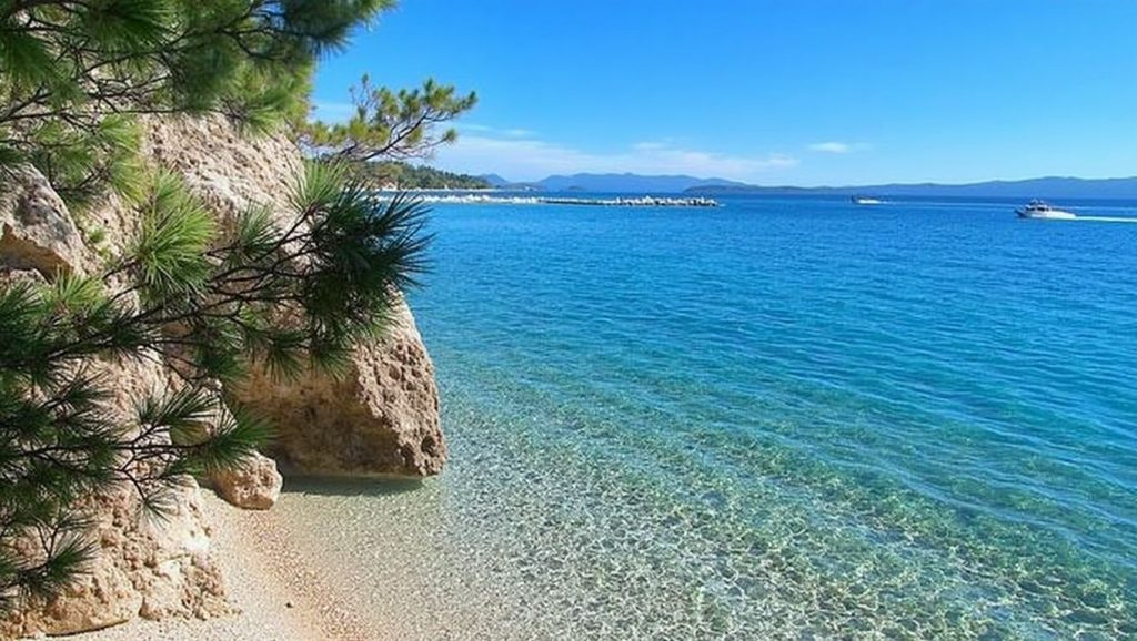 Oleaje en la orilla de Nudistička plaža Sv.Petar, costa de Croacia